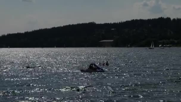 湖でジャンプや水泳を楽しむ幸せな人々のグループ 2019年7月17日 チェコ リプノ 友人は晴れた日の夏のプールパーティーを楽しみます — ストック動画