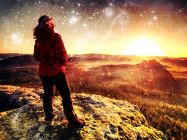 Ufuk üzerinde mavi gökyüzü günbatımı ile manzara Turist yürüteç