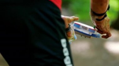 Kontrol noktasında koşucular Çift Prism ve orienteering için composter. Navigasyon ekipmanları. 