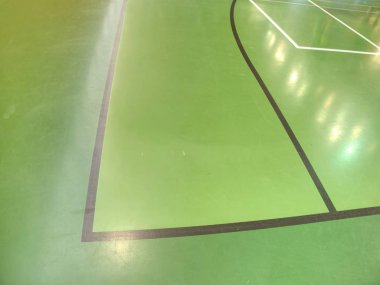  Hat lı spor stadyumunda siyah çizgilerle açık yeşil zemin 