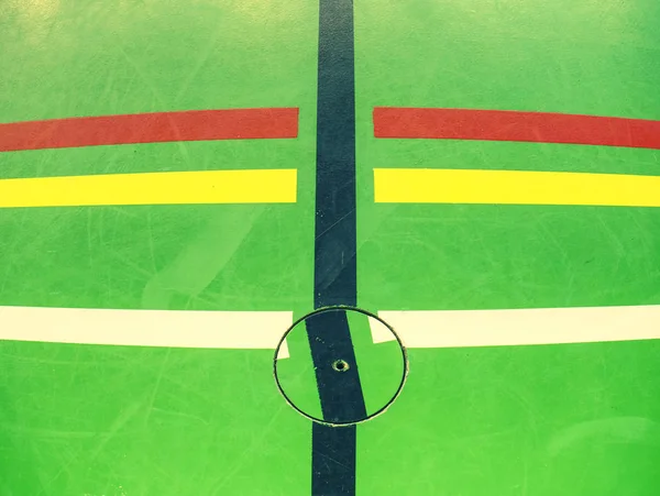 Зелений підлогу в шкільному спортзалі в деталях. Суд клубу з лініями — стокове фото
