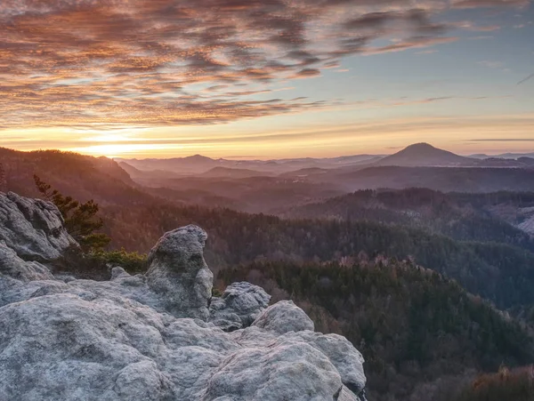 Gün batımı nda küçük bir tepe zirveleri ile güzel dağ vadisi — Stok fotoğraf