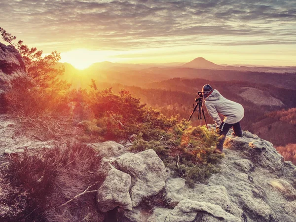 Tehlike kayalık kenarı. Rock zirvesinde kamera ile Sanatçı kadın — Stok fotoğraf