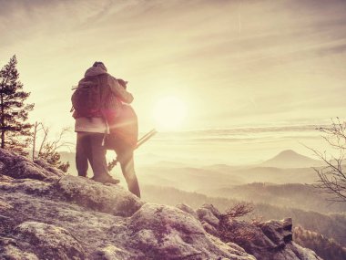 Adam ve kız arkadaşı üst dağda gün batımı çekim