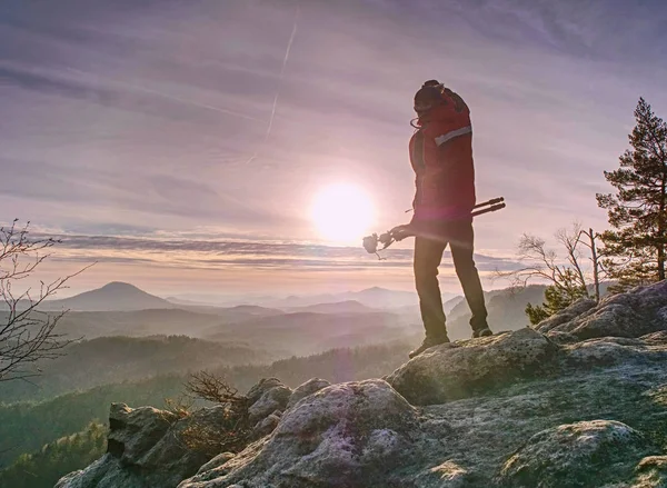 Photographer climbed on peak for photographing the sunrise — Stock Photo, Image