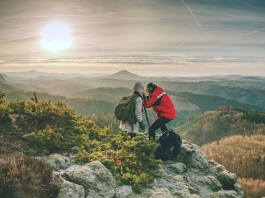 İki kişi bir dağ sırasıarka tripod kalmak 