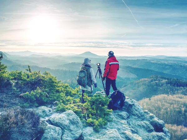 Pár turistů se podíval dolů do údolí. Fotograf zůstane — Stock fotografie