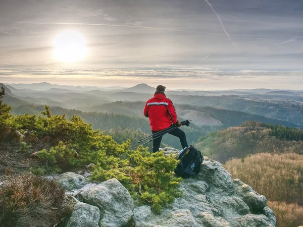 Fotógrafo subiu no pico para fotografar o nascer do sol — Fotografia de Stock