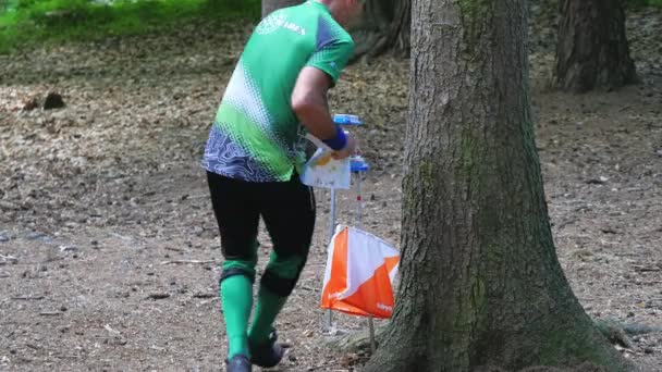 Comprobación Del Puesto Control Participantes Deportistas Carrera Orientación Rogar Los — Vídeo de stock