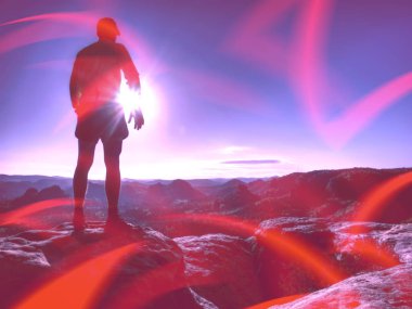 Dağlar arka plan üzerinde Koşucu doğa manzara adam siluet