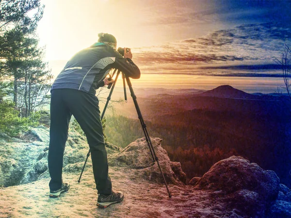 Framgångsrik konstnär tar bilder med kamera i Hills. — Stockfoto