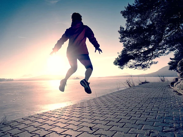 냉동 호수 겨울 화창한 날에 재미 있는 점프 사람 — 스톡 사진