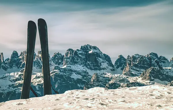 Skidor utan stolpar som sticker ut ur snön, ingen — Stockfoto