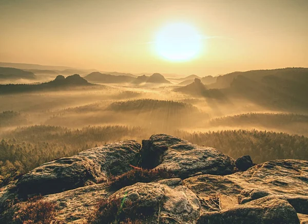 Güneşin doğuşunda Rocky tepeleri. Çöl kayalar nefes kesen manzara