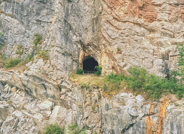 Calcário abandonado e desmoronado adite na mina de canyon — Fotografia de Stock