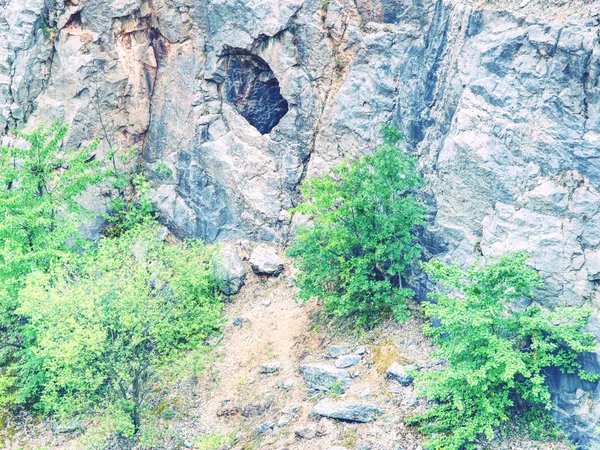 Calcário abandonado e desmoronado adite na mina de canyon — Fotografia de Stock