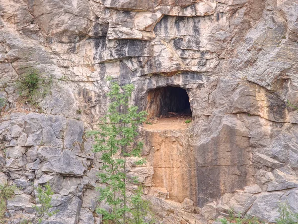 Verlassener und eingestürzter Kalksteinstollen in Canyon-Mine — Stockfoto