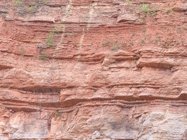 Structure de la surface du mur de la mine de chaux. Fragments multicolores — Photo