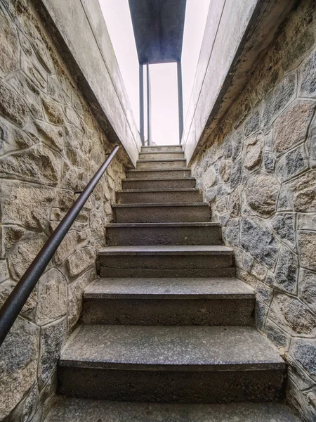 Interior de escadaria íngreme que conduz ao castelo subterrâneo — Fotografia de Stock