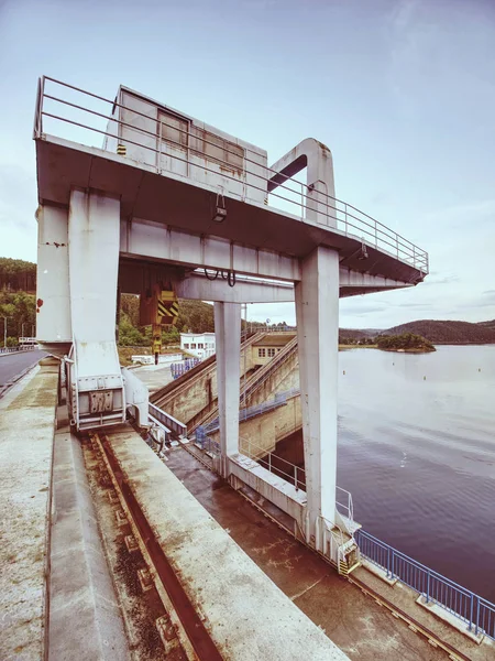 Guindaste para portão de controle de água na barragem. Barragem do outro lado do rio — Fotografia de Stock