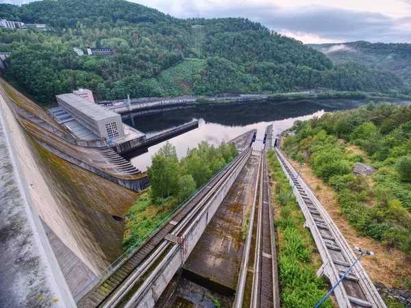 Elektriciteitscentrale onder dam op Vltava River, Orlik nad Vltavou — Stockfoto