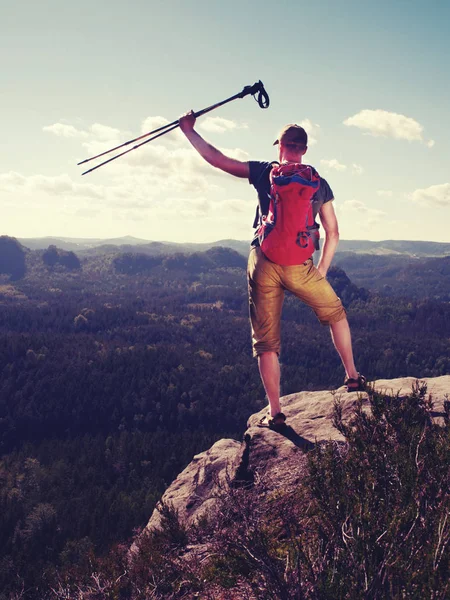 Portador masculino com mochila e camping em caminhada na natureza . — Fotografia de Stock