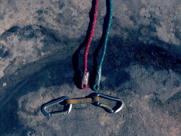 Hank sling carabiners at used red and green ropes — Stock Photo, Image