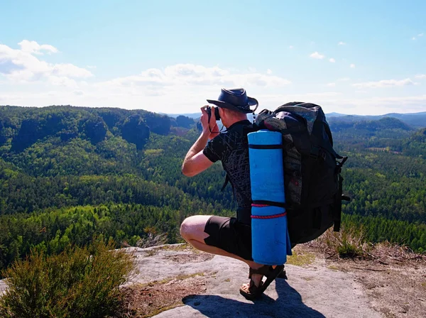 Hombre Viajero con mochila relajante al aire libre en las montañas rocosas — Foto de Stock
