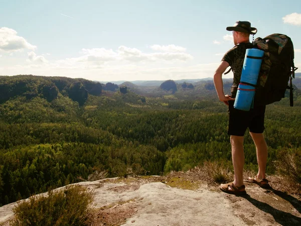 Turist klocka land från Mountain Top. Man bär ryggsäck — Stockfoto