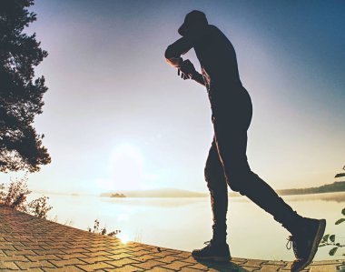 Koşucu atlet fitness ilerlemeizlemek için onun akıllı saat uygulaması kullanarak 