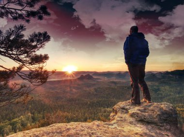 Adam arka plan tepeler ve bulutlar dağ zirvesinde dinlenme