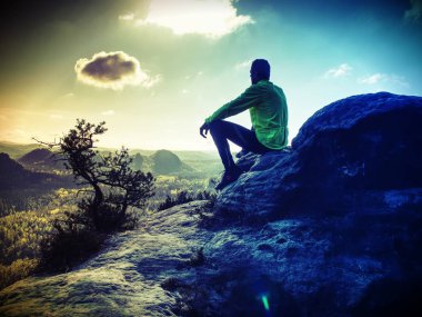 Ufuk üzerinde mavi gökyüzü günbatımı ile manzara Turist yürüteç