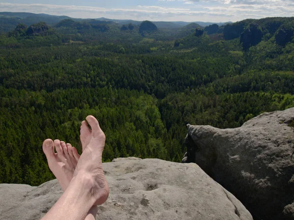 Pés descalços e pernas com veias visíveis de turista caminhante descansando — Fotografia de Stock