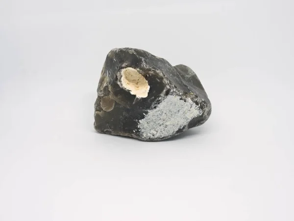 Pedra de basalto quebrada afiada com alguma cavidade dentro, isolada — Fotografia de Stock