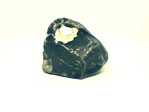 Zerbrochener Stein mit Loch oder Hohlraum, der Fels isoliert auf weißem — Stockfoto