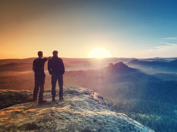 Silhouette woman and man at sunset on top mountain. — Stock Photo, Image