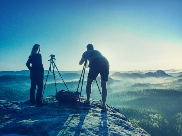 Artista di successo sta scattando foto con macchina fotografica in collina . — Foto Stock