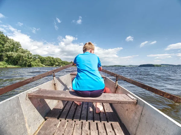 Νεαρό έφηβο αγόρι που κωπηλατεί με βάρκα ή βαρκάδα σε μια λίμνη — Φωτογραφία Αρχείου