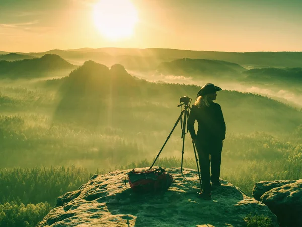 Ragazza frind artista fotografo che lavora sul punto di vista bordo — Foto Stock