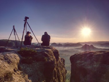Yaratıcı sanatçıların çift çalışma ve maruz kaya çıkıntı üzerinde konuşmak