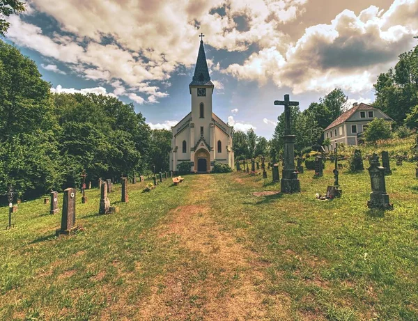 Church and graveyard in Zadni Zvonkova,  a border village — Stock Photo, Image