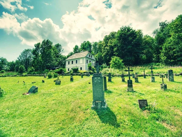 Kerk en kerkhof in Zadni Zvonkova, een grensdorp — Stockfoto