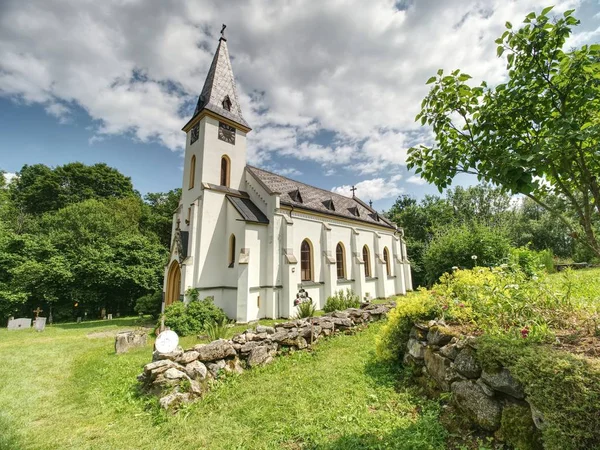 Iglesia y cementerio en Zadni Zvonkova, un pueblo fronterizo —  Fotos de Stock