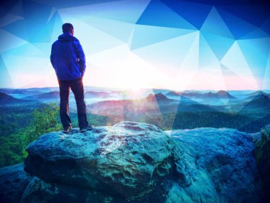 Dağlar arka plan üzerinde Koşucu doğa manzara adam siluet