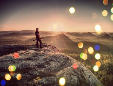 Güzel görünümü ile rock kenarında aşırı yaratıcı sanatçı çalışma