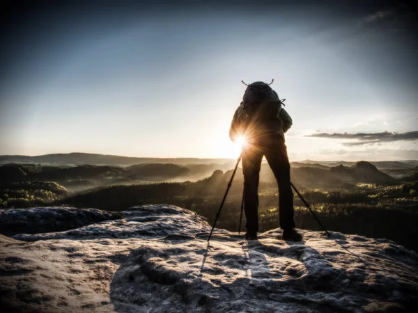 Artista di successo sta scattando foto con macchina fotografica in collina . — Foto Stock