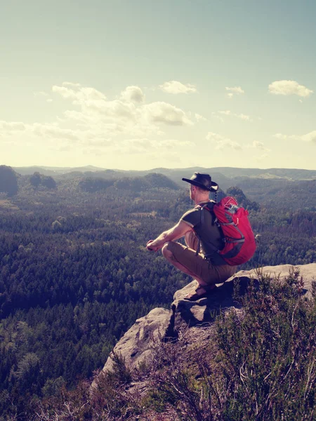 Man Traveler z plecaka relaksujący odkryty w górach skalistych — Zdjęcie stockowe