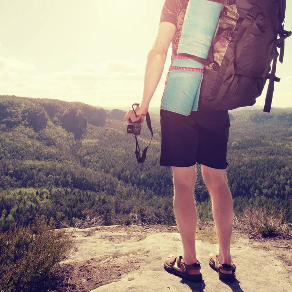 Joven viajero de pie en las montañas mira hacia el atardecer — Foto de Stock
