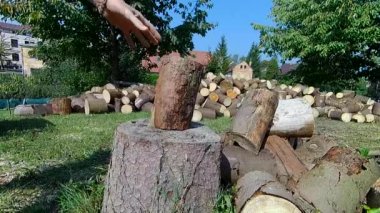 adam ağır çekimde Ahşap Doğrama.