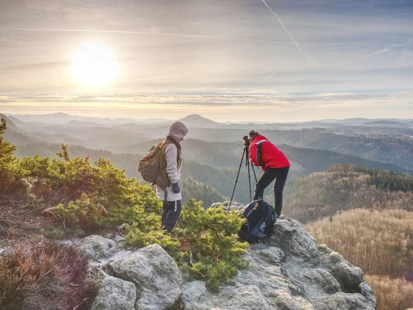 Fotograf se stativu a fotoaparátem na skále a přemýšlel — Stock fotografie